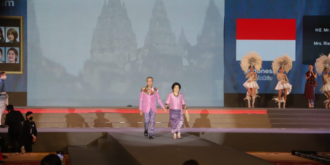 Kombinasi Batik dan Thai Silk Meriahkan Grand Thai Silk Fashion Extravaganza